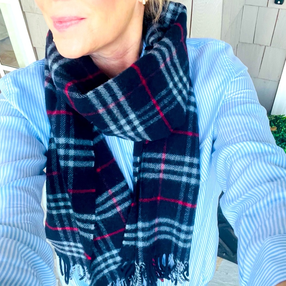 Burberry London  💯 Lambswool unisex scarf. Navy Nova Check